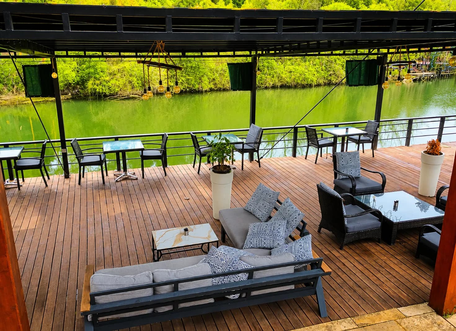 216 North Hotel nehir manzaralı kahvaltı masası